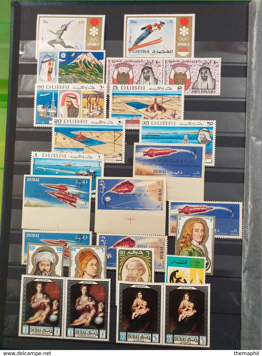 lot n° TH. 48 MONDE  un lot de timbres neufs ** dans 2 classeurs