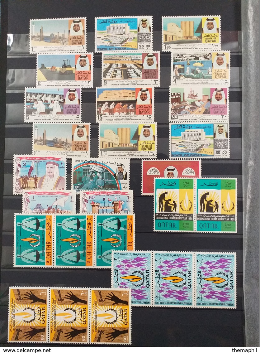 lot n° TH. 48 MONDE  un lot de timbres neufs ** dans 2 classeurs