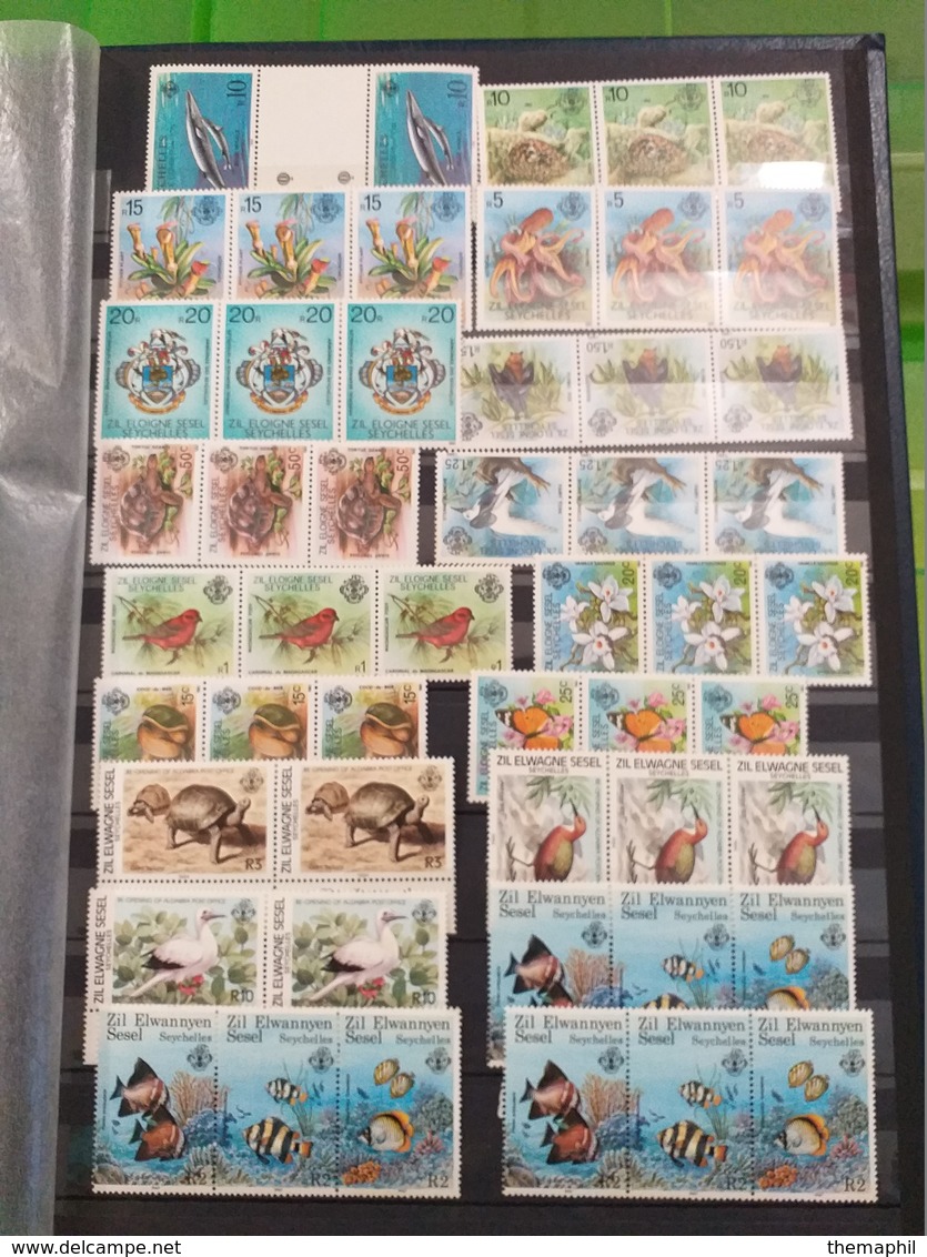 lot n° TH. 48 MONDE  un lot de timbres neufs ** dans 2 classeurs