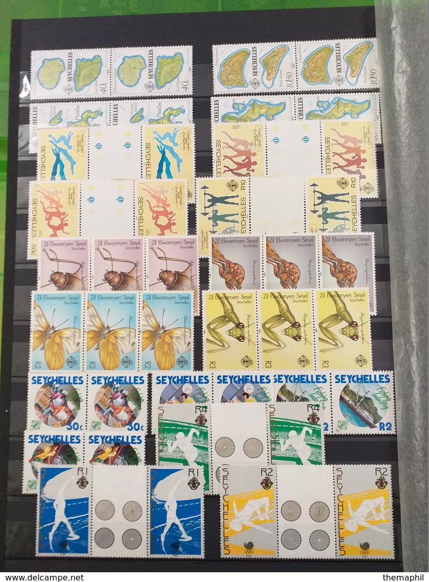 lot n° TH. 48 MONDE  un lot de timbres neufs ** dans 2 classeurs