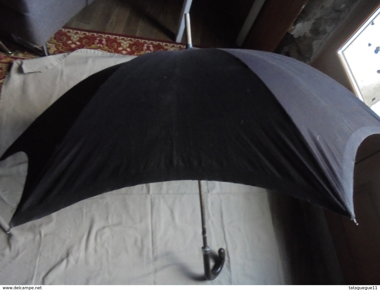 Ancien - Grande ombrelle noire tige et poignée en bois
