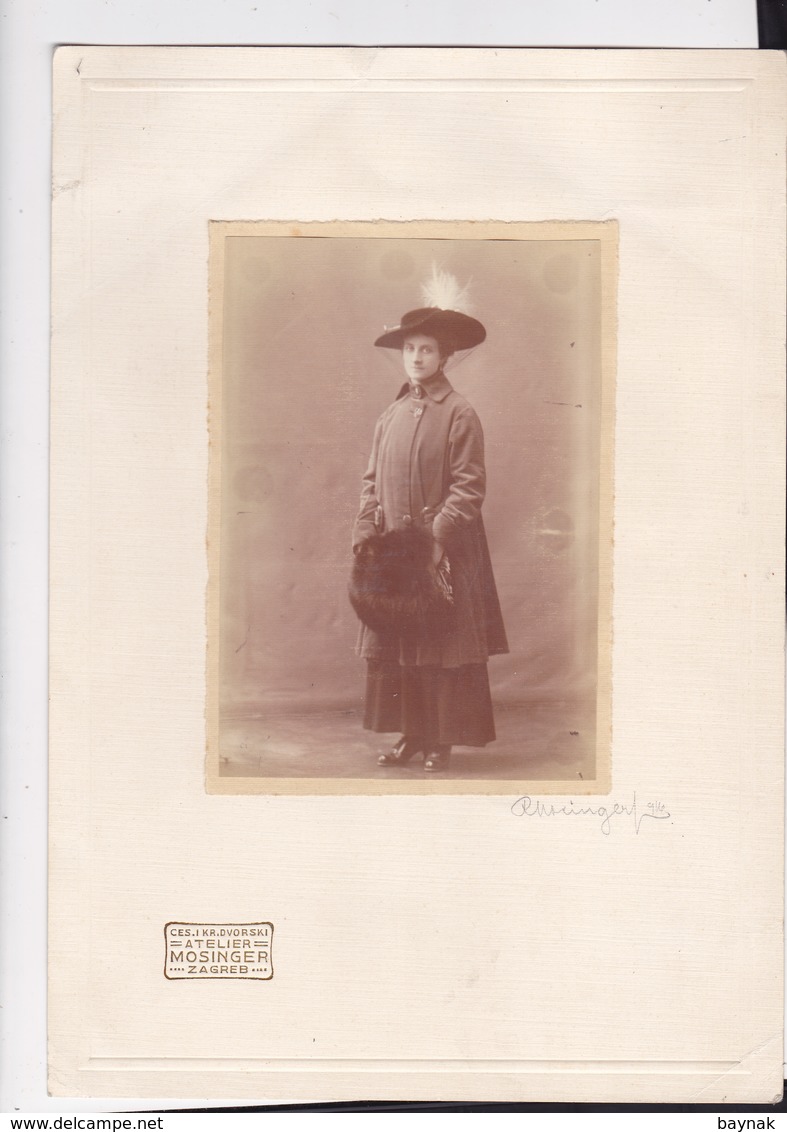 LADY WITH HAT  --  BIG FORMAT  --  28 Cm X 19,5 Cm  --  PHOTOGRAPH: MOSINGER, ZAGREB, CROATIA - Anonyme Personen