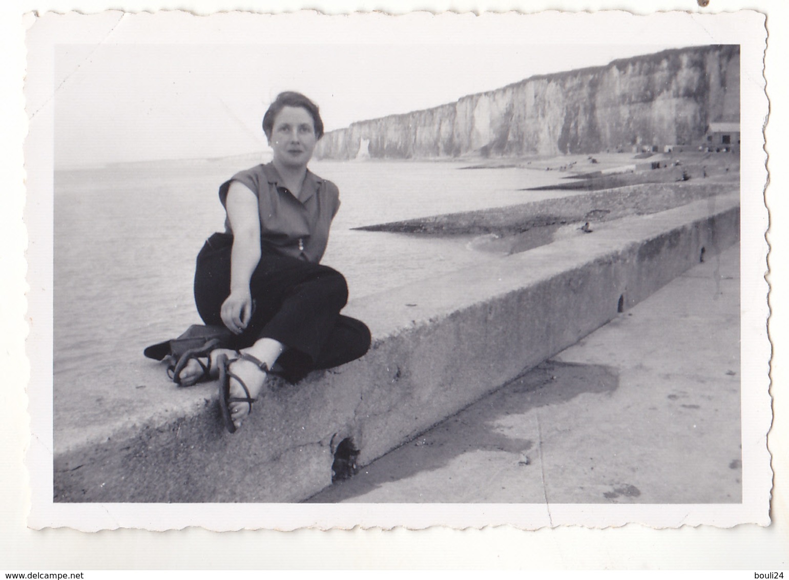 PHOTO  9 X 6  FRAU LADY FEMME  SUR LE PARAPET DE SAINT VALERY EN CAUX   JUIN 1953  VOIR VERSO - Krieg, Militär