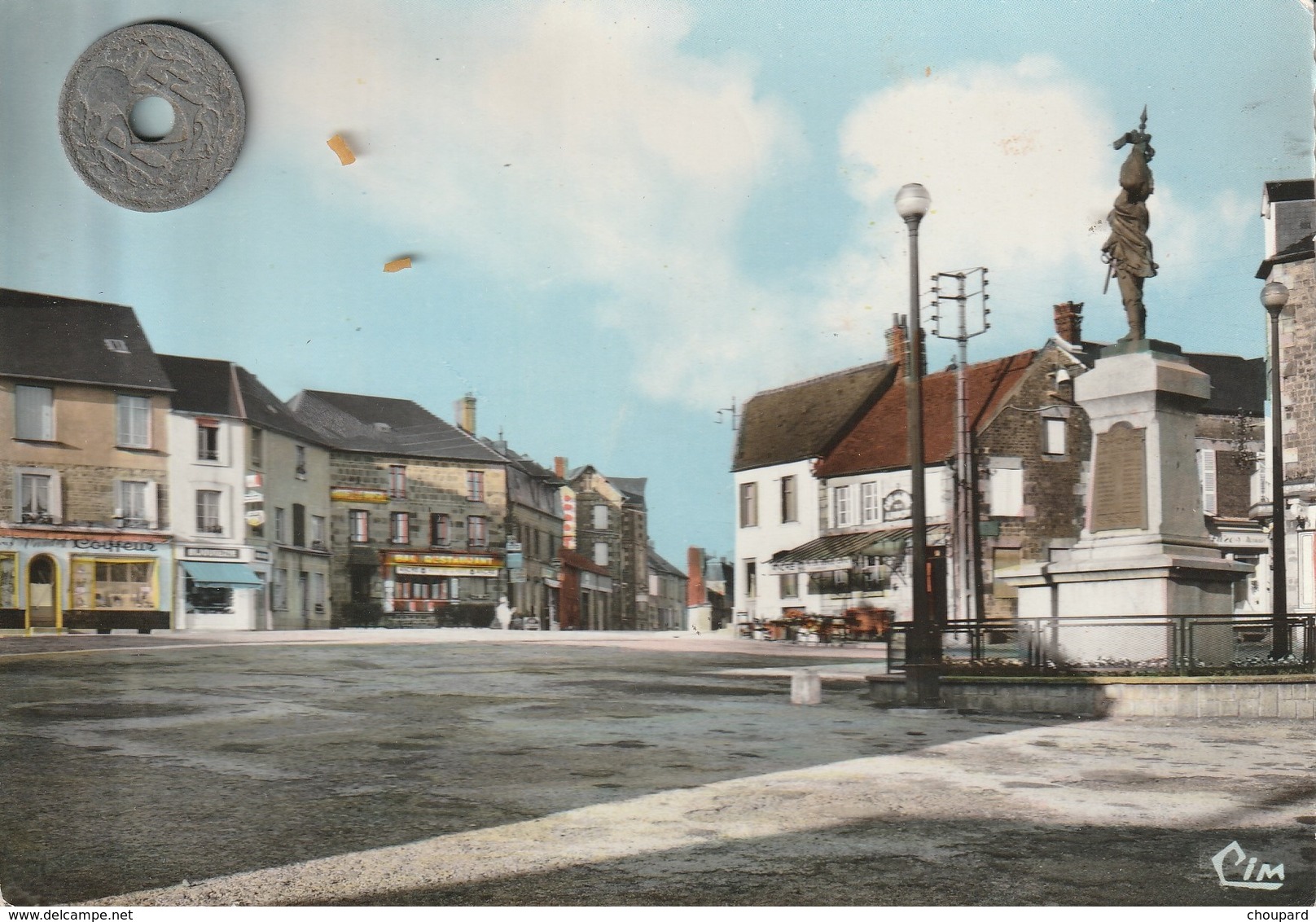 61  - Carte Postale Semi Moderne Dentelée De  BRIOUZE   La Place Centrale - Briouze