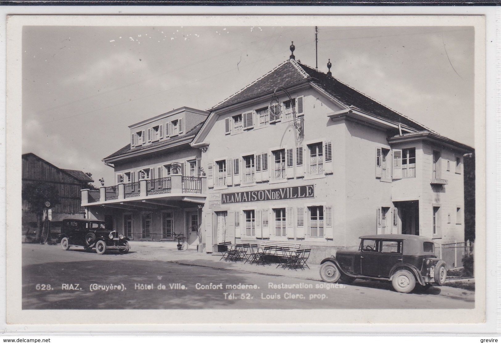 Riaz, A La Maison De Ville, Restaurant, Deux Voitures Anciennes. Envoyée Par Un Soldat Du Camp D'aviation. Carte-photo - Riaz