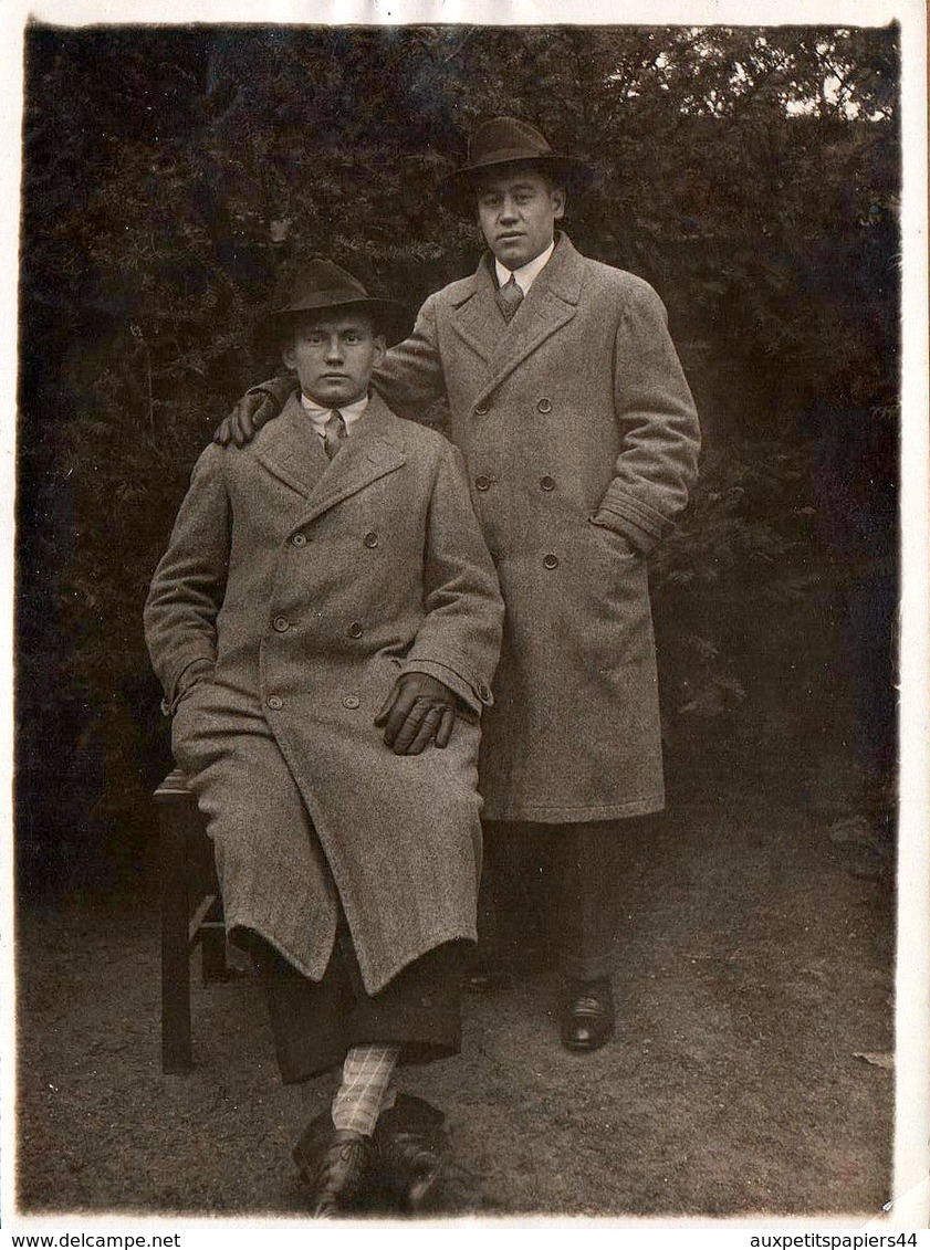 Tirage Photo Albuminé Original Portrait D'un Duo Masculin, Chapeaux Fedora & Imperméable De Laine 1930's - Anonymous Persons