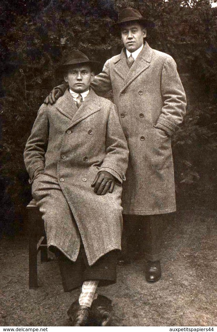 Tirage Photo Albuminé Original Portrait D'un Duo Masculin, Chapeaux Fedora & Imperméable De Laine 1930's - Anonymous Persons