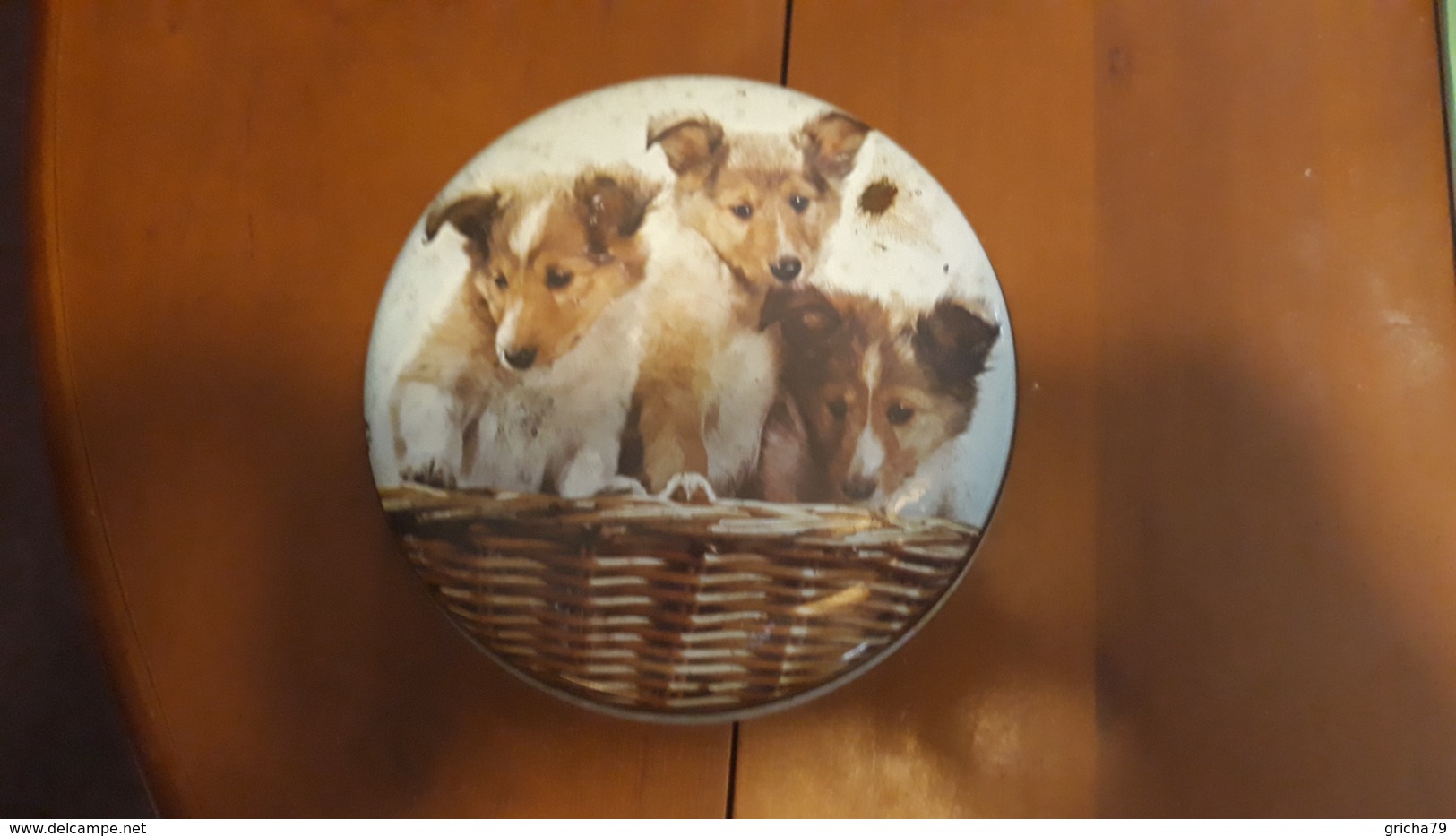 BOITE METALLIQUE RONDE - CONFISERIE LOUIS CLAUSS PARIS - 3 CHIOTS DANS PANIER - Dosen