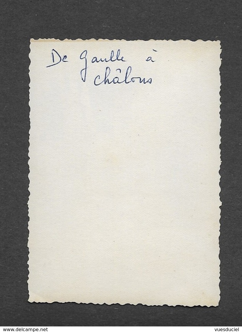 Discours De De Gaulle à Châlons ? (à Situer Exactement ) Petite Photo De Famille Année 50 - 6X8,5 Cm Env - Famous People