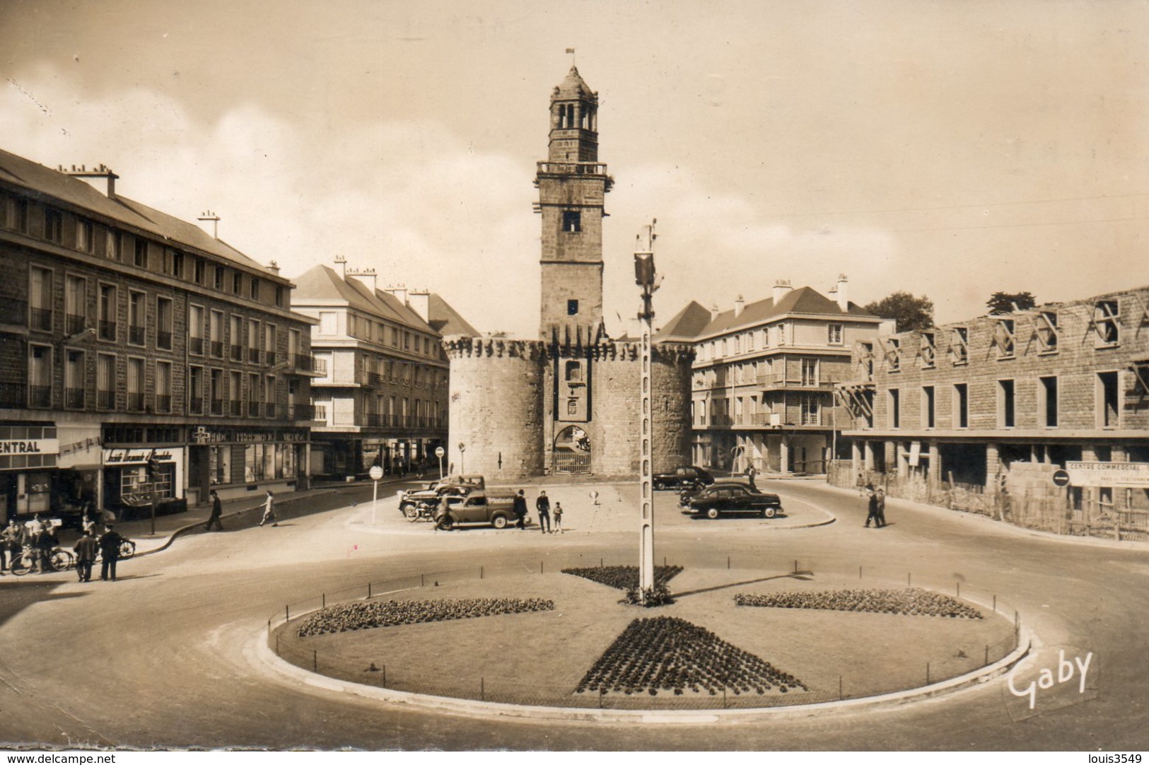 Vire -   Place  Du  6  Juin  Et  Porte - Horloge. - Vire