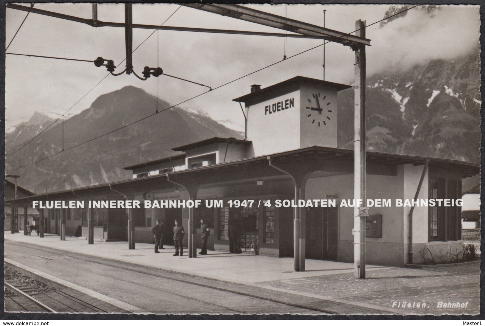 FLUELEN INNERER BAHNHOF UM 1947 / 4 SOLDATEN AUF DEM BAHNSTEIG - Flüelen