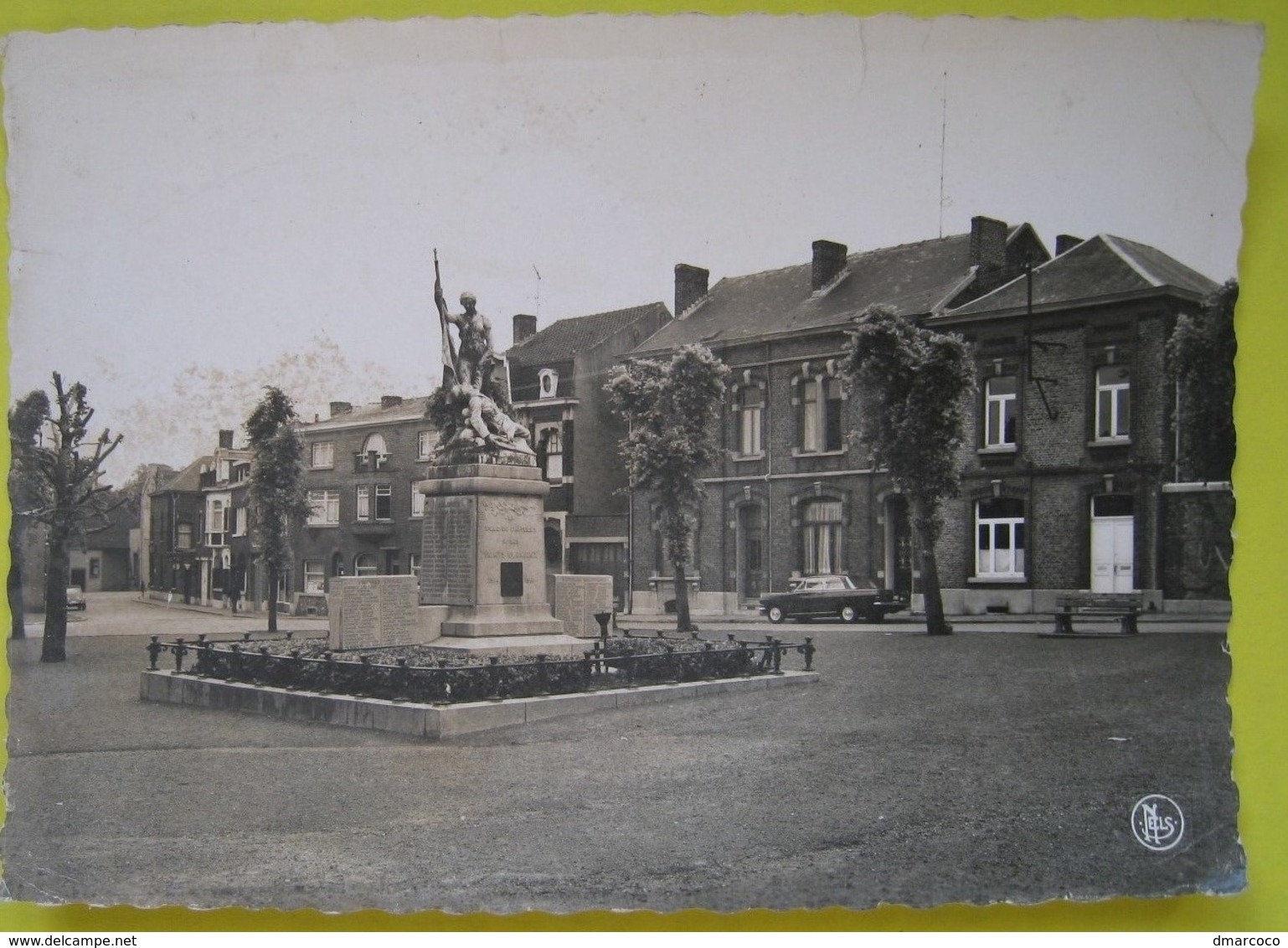 Chatelet. Place J. Guioz Et Monument Aux Morts Des Deux Guerres - Châtelet