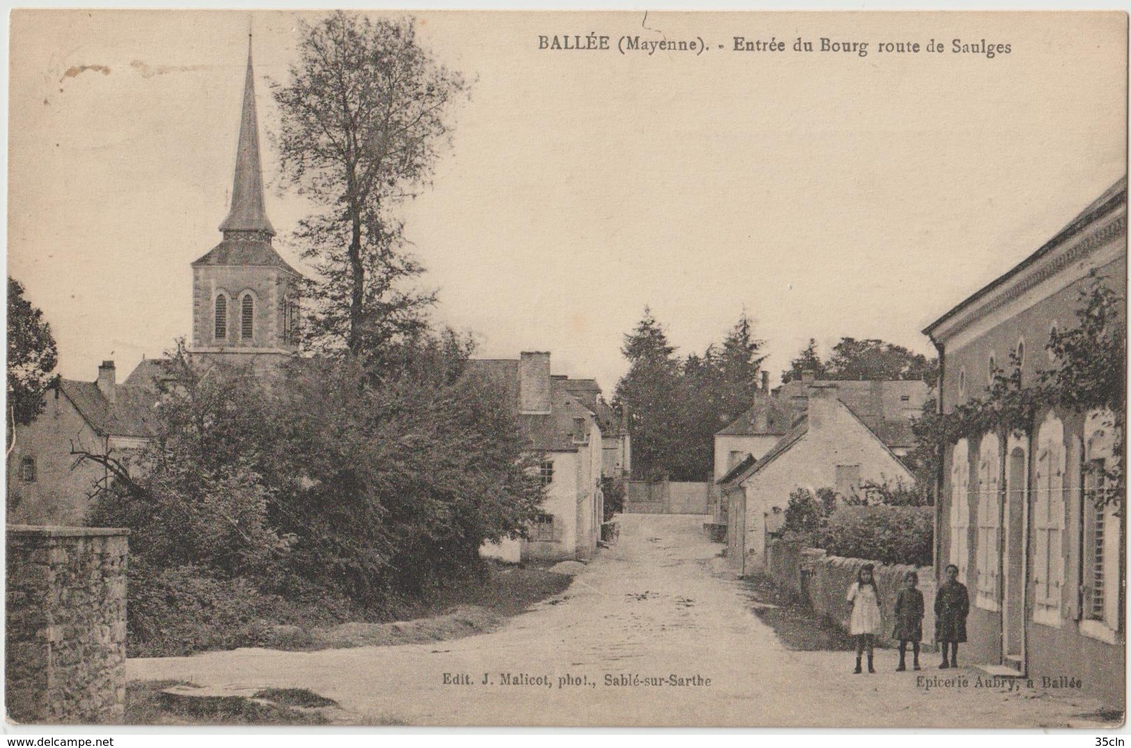 BALLEE ( Mayenne ) - Entrée Du Bourg Route De Saulges. Enfants à Droite. - Otros & Sin Clasificación