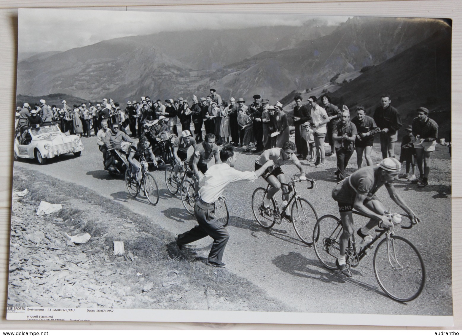 Très Grande Photographie Cyclisme Jacques Anquetil Tour De France Cycliste St Gauden Pau 16 Juillet 1957 - Sports