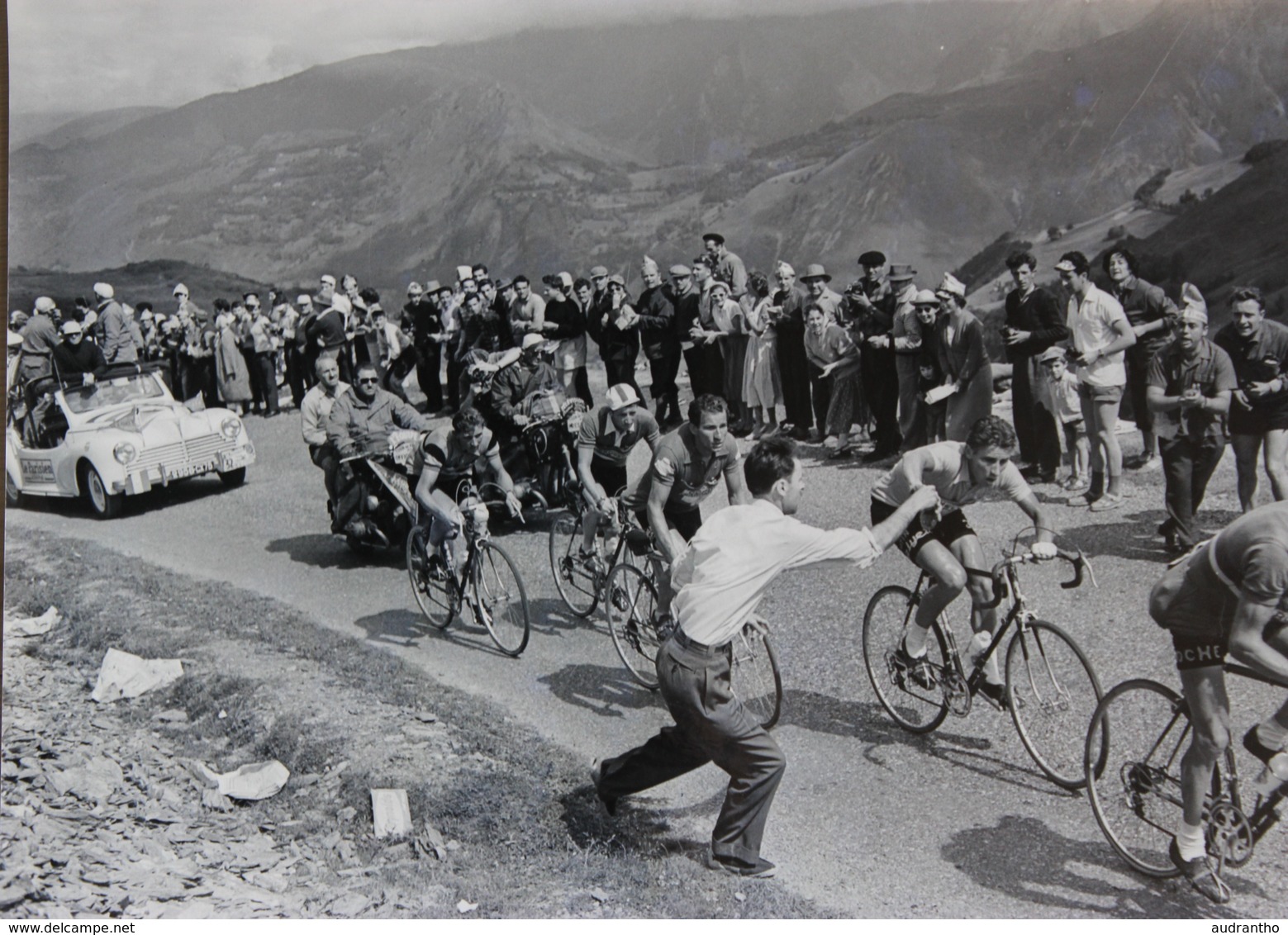 Très Grande Photographie Cyclisme Jacques Anquetil Tour De France Cycliste St Gauden Pau 16 Juillet 1957 - Sports