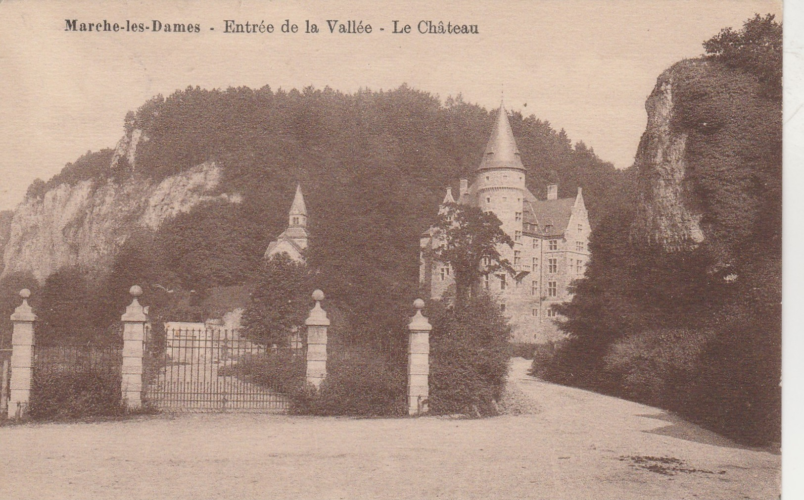 Enrtrée Du Chateau  Marche-les-Dames ( Namur ) Enrtrée De La Vallée , Le Chateau  ( Chateau Des Prince D'Arenberg - Namur