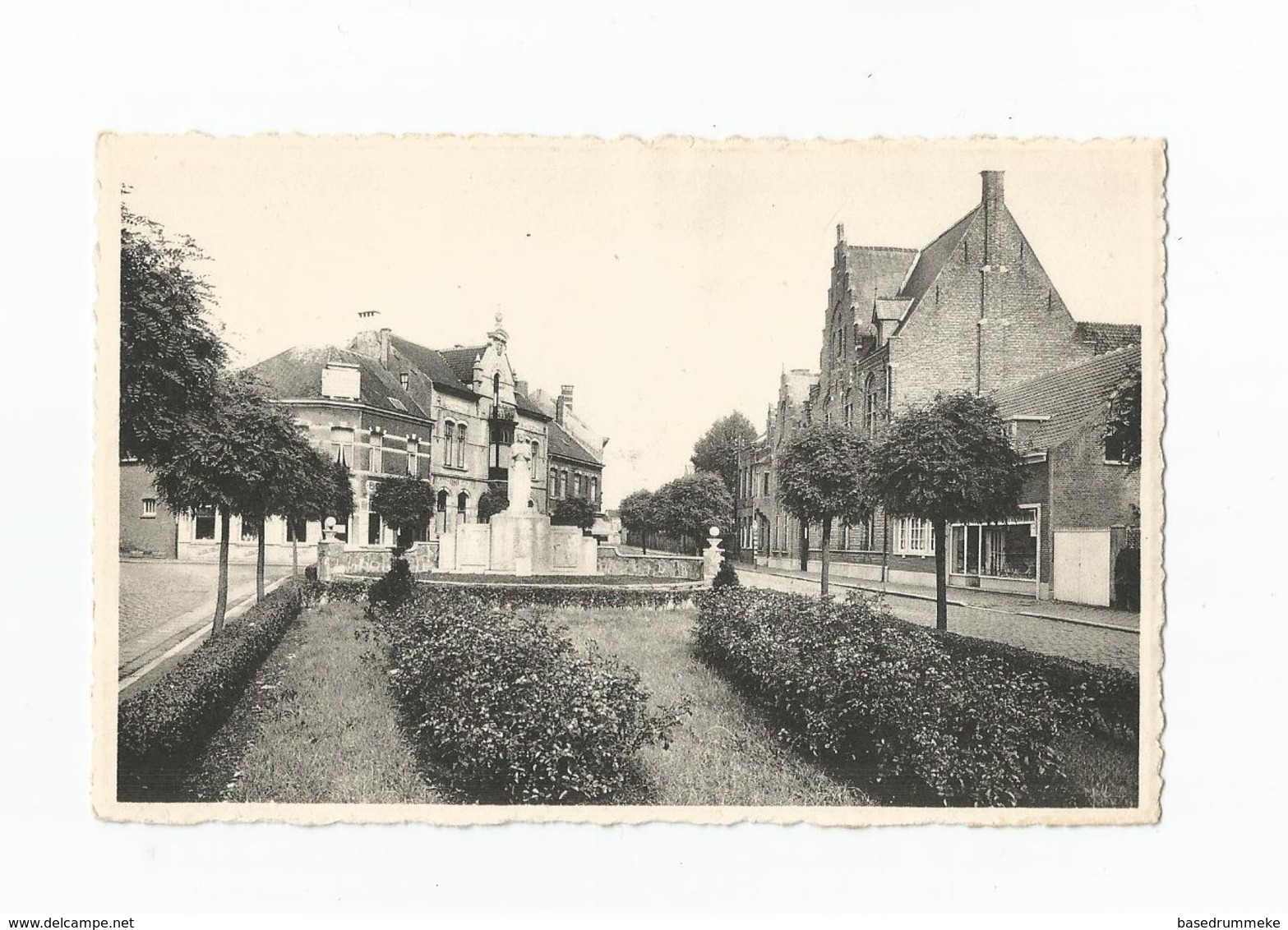 Beveren-Waas  Oorlogsmonument En Broederschool - Monument De La Guerre Et Ecole Des Frères. - Beveren-Waas