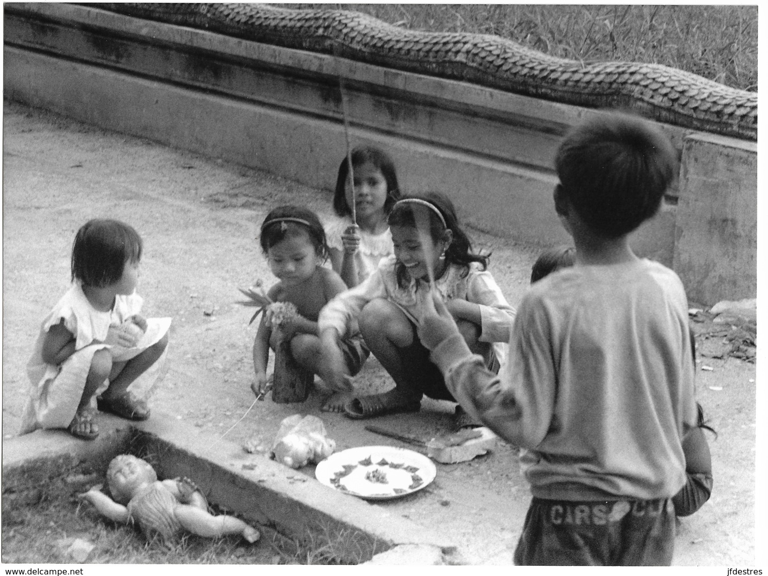 Photo Cambodge Pnom Penh Jeux D'enfants Simulant Des Enterrements, Suites De La Tragédie Du Pays Photo Vivant Univers - Places