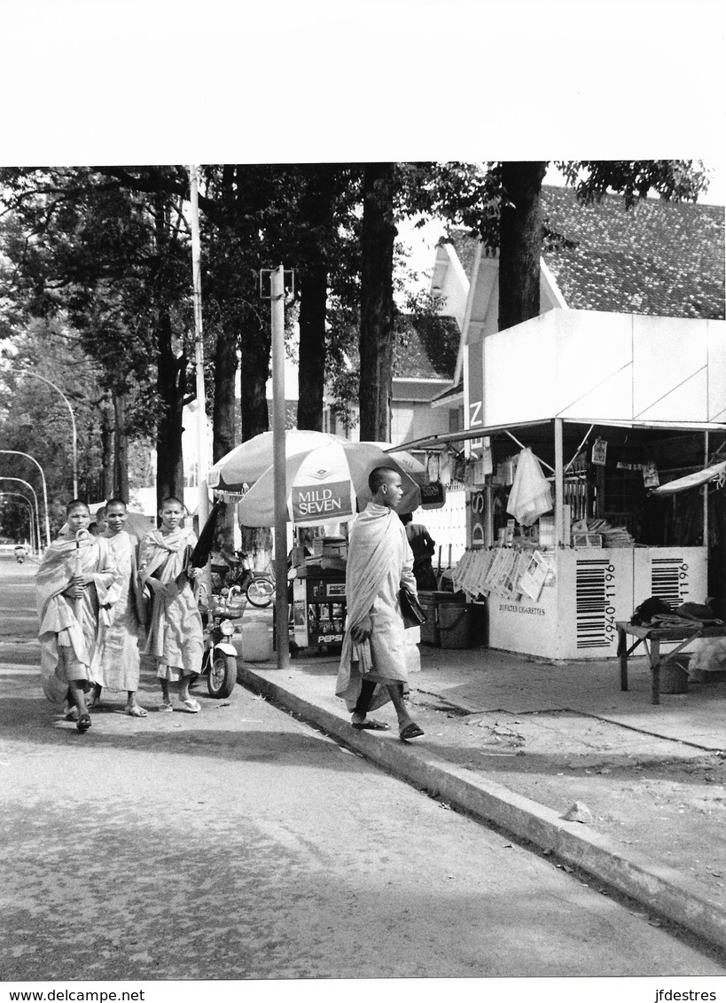 Photo Cambodge Les Jeunes Bonzes Bouddhistes En Quête De Nourriture Dans Les Rues De Pnom Penh Photo Vivant Univers - Places