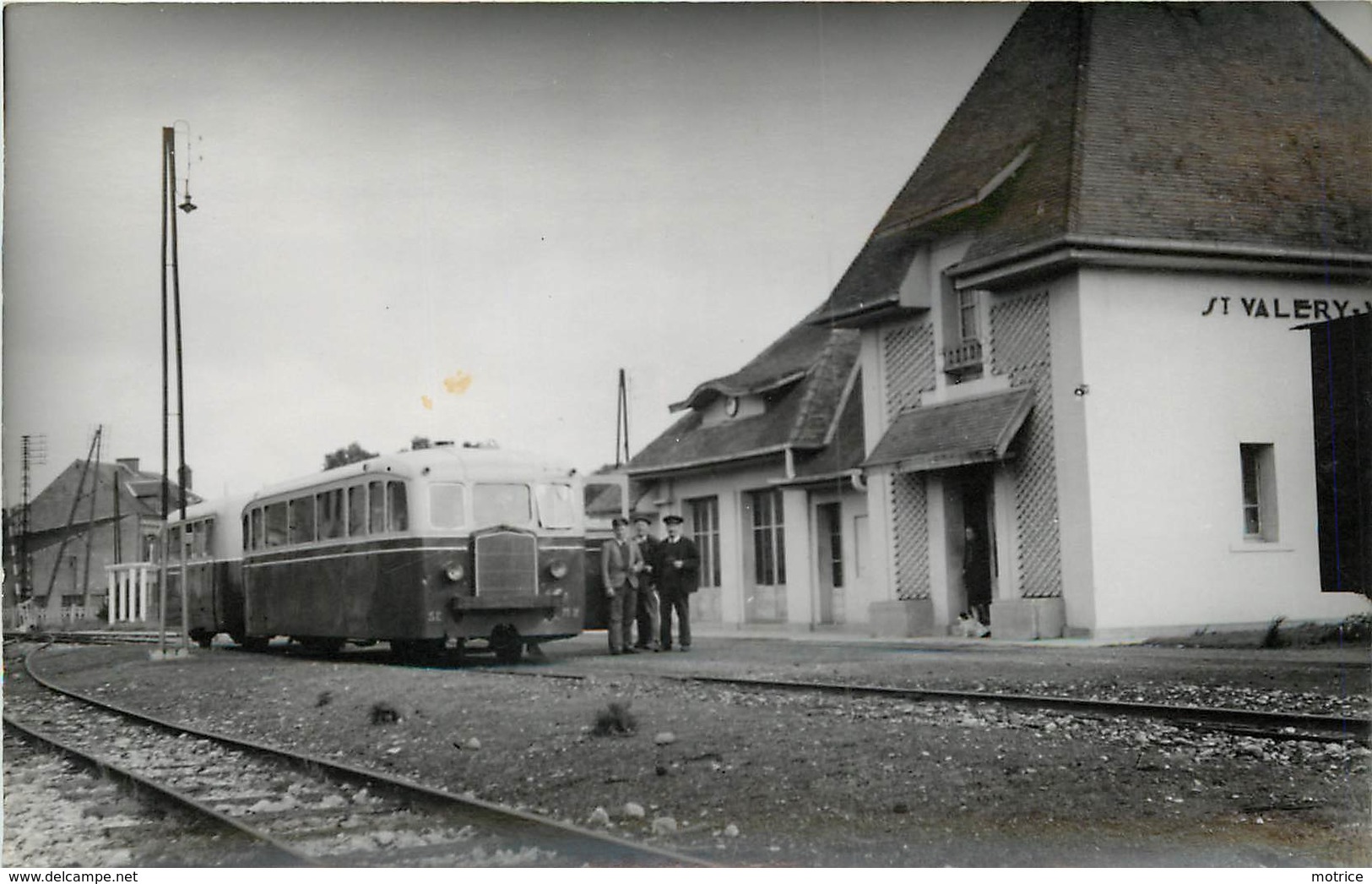 CHEMINS DE FER DE LA SOMME - Gare De Saint Valéry Ville, Autorail M2, Photo Format Carte Ancienne En 1949. - Gares - Avec Trains