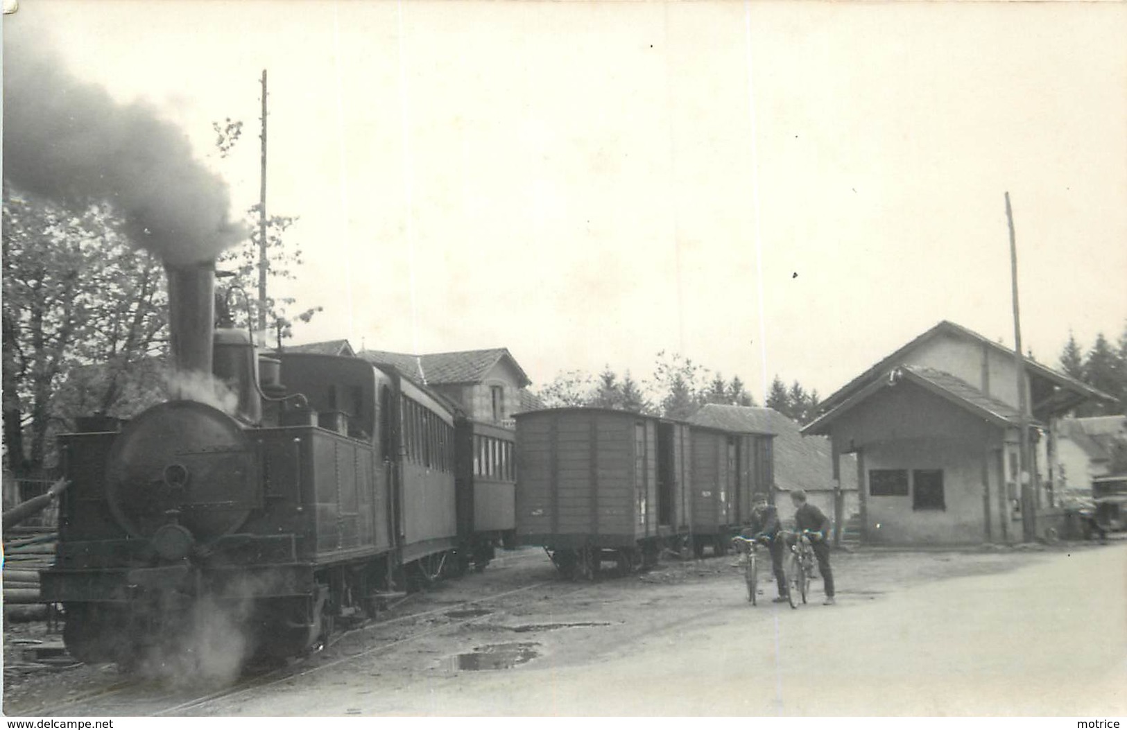 GARE DE MARCILLAC - Ligne TULLE/NEUVIC ; Photo Laurent Format Carte Ancienne . - Bahnhöfe Mit Zügen