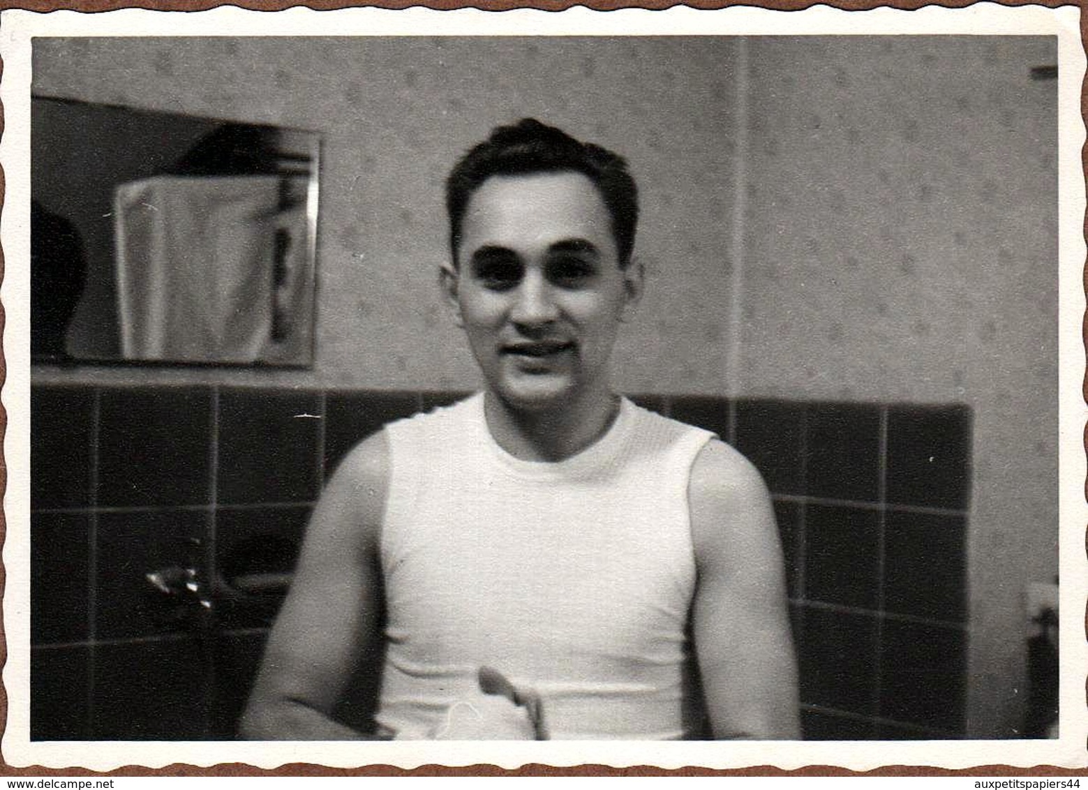 Photo Originale Portrait De Charmant Jeune Homme En Tee-Shirt Marcel à L'Heure De La Toilette Vers 1950/60 - Anonymous Persons