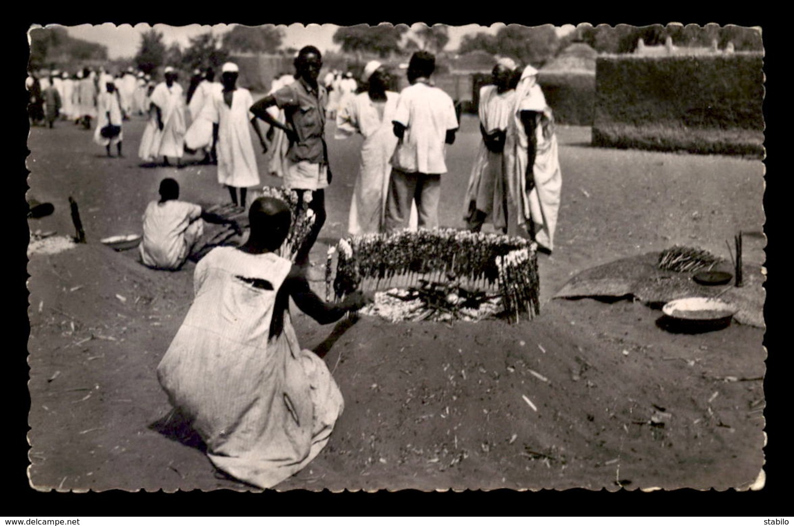 NIGER - SAHARA - ZINDER - MARCHAND DE BROCHETTES - VOIR ETAT - Niger