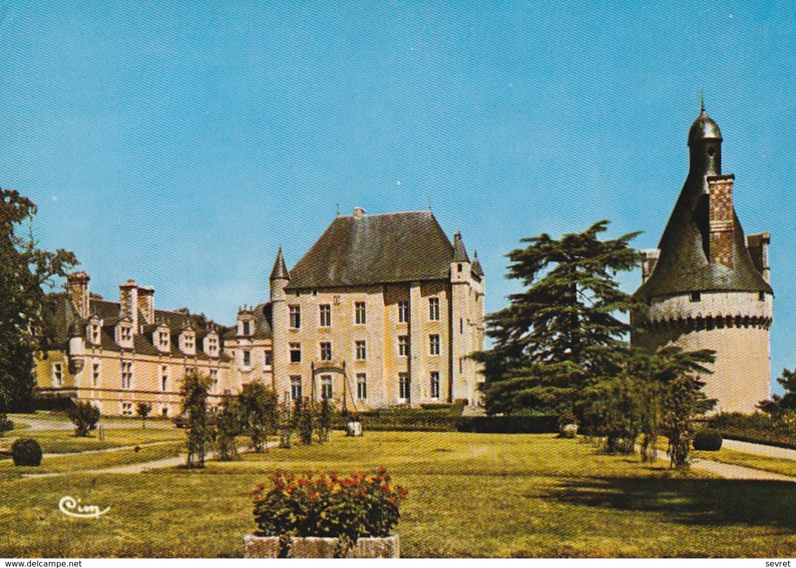 BONNES. - Château De Touffou.- Le Donjon De Refuge- Les Tours . CPM Dentelée - Chateau De Touffou