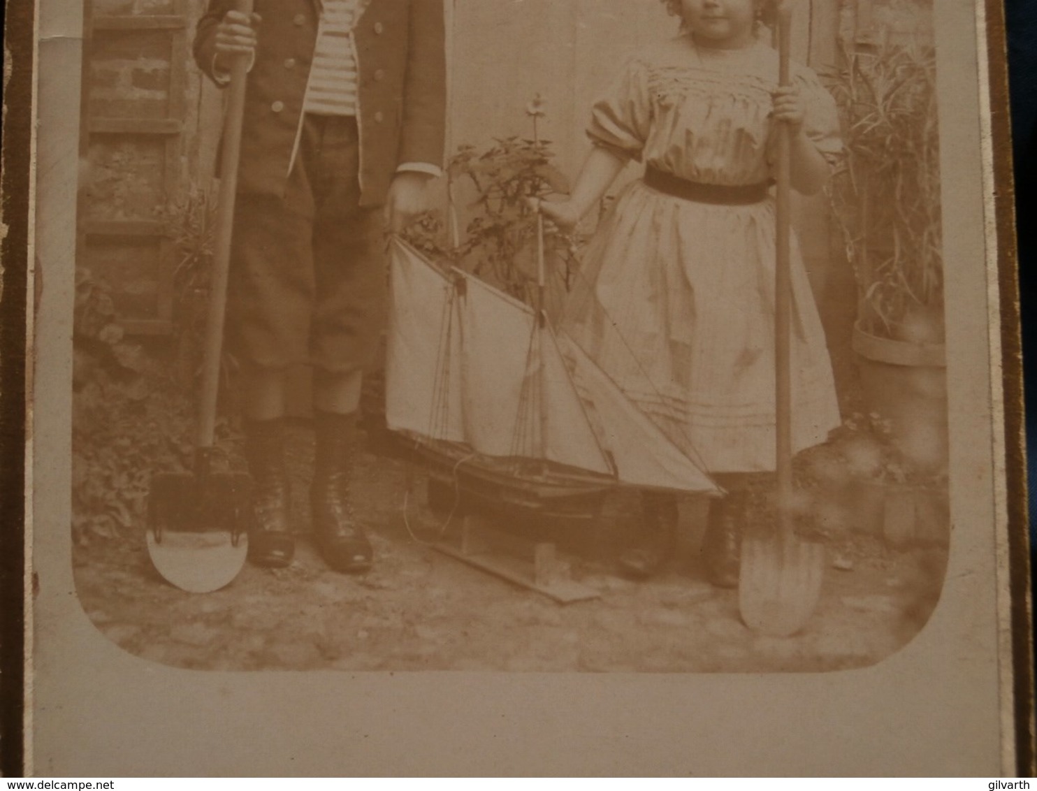 Photo Cabinet Hebert à Paris - Deux Enfants, Garçon Et Fille Posant Avec Un Joli Voilier Et Des Pelles, Vers 1900 L483 - Old (before 1900)