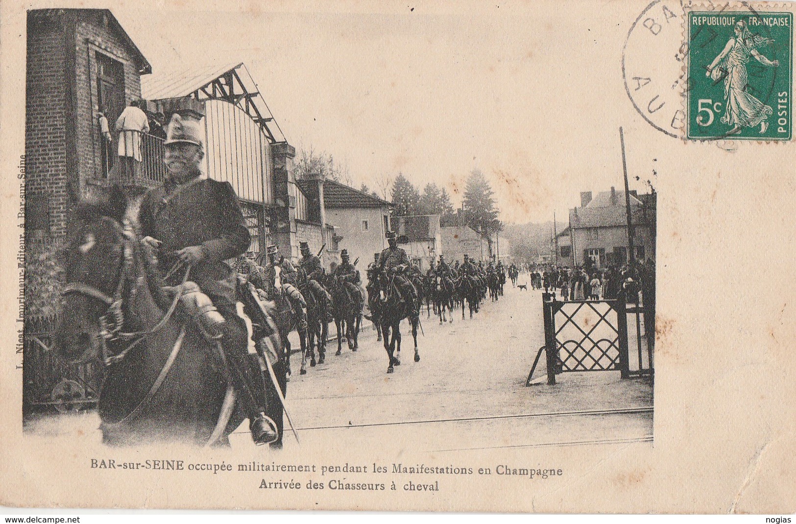 1911 - LA REVOLUTION DES VIGNERONS AUBOIS - BAR SUR SEINE OCCUPE MILITAIREMENT - L'ARRIVEE DES CHASSEURS A CHEVAL - BELL - Bar-sur-Seine