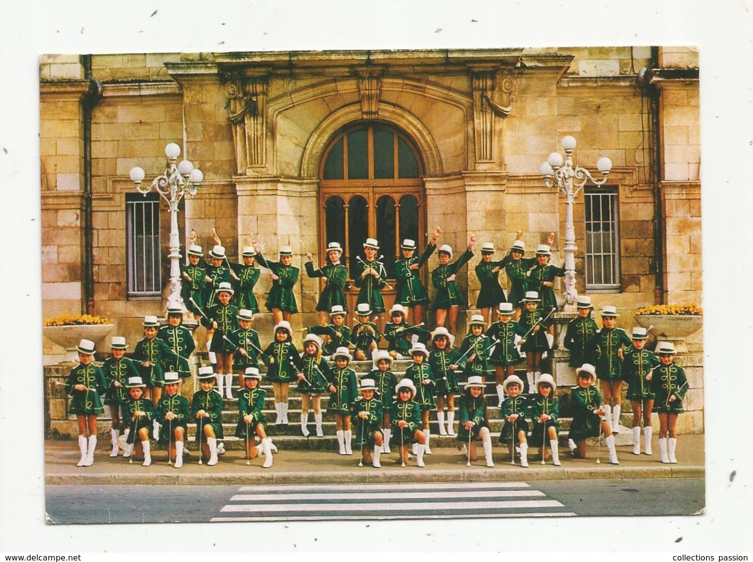 Cp,86 , SAINT JULIEN L'ARS ,les MAJORETTES ,vierge - Saint Julien L'Ars