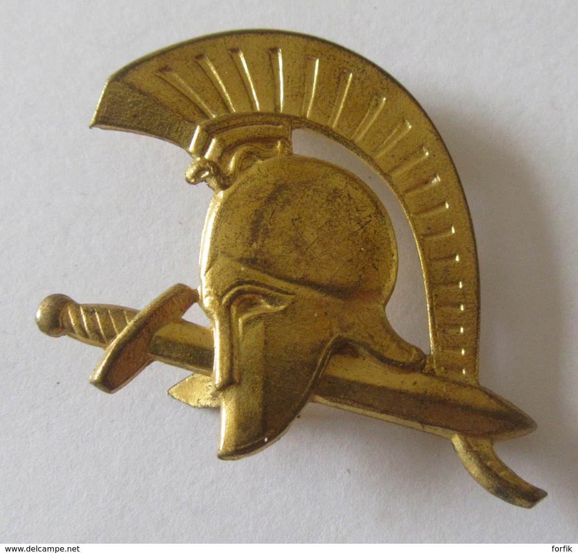 Broche D'uniforme Militaire Représentant Un Casque De Spartiate Et Une épée - Métal Doré - A Identifier - Other & Unclassified