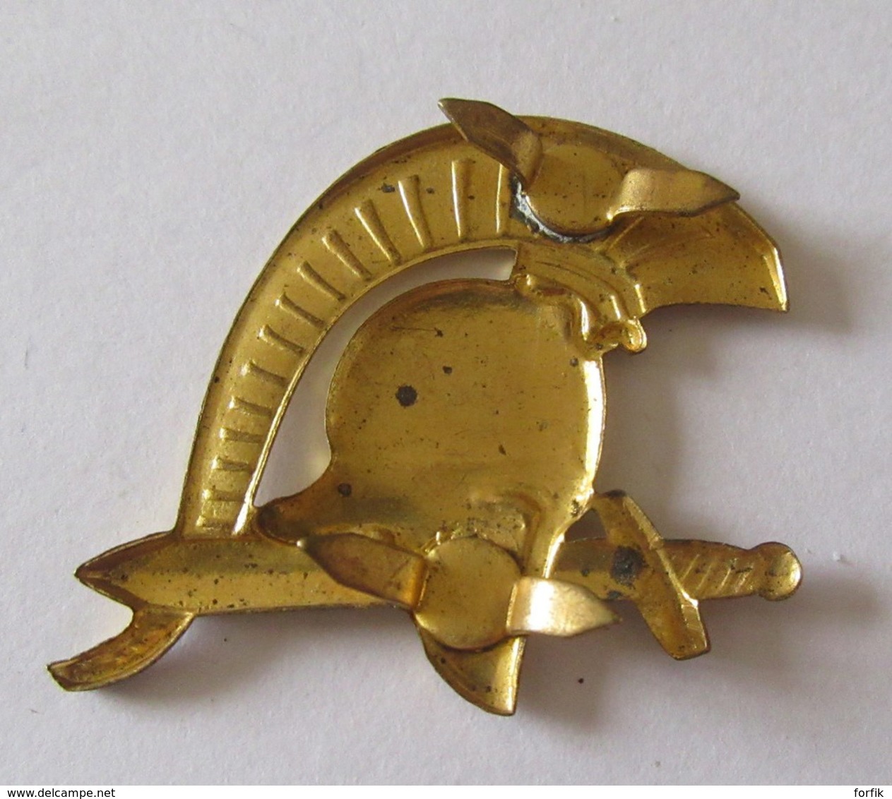 Broche D'uniforme Militaire Représentant Un Casque De Spartiate Et Une épée - Métal Doré - A Identifier - Other & Unclassified