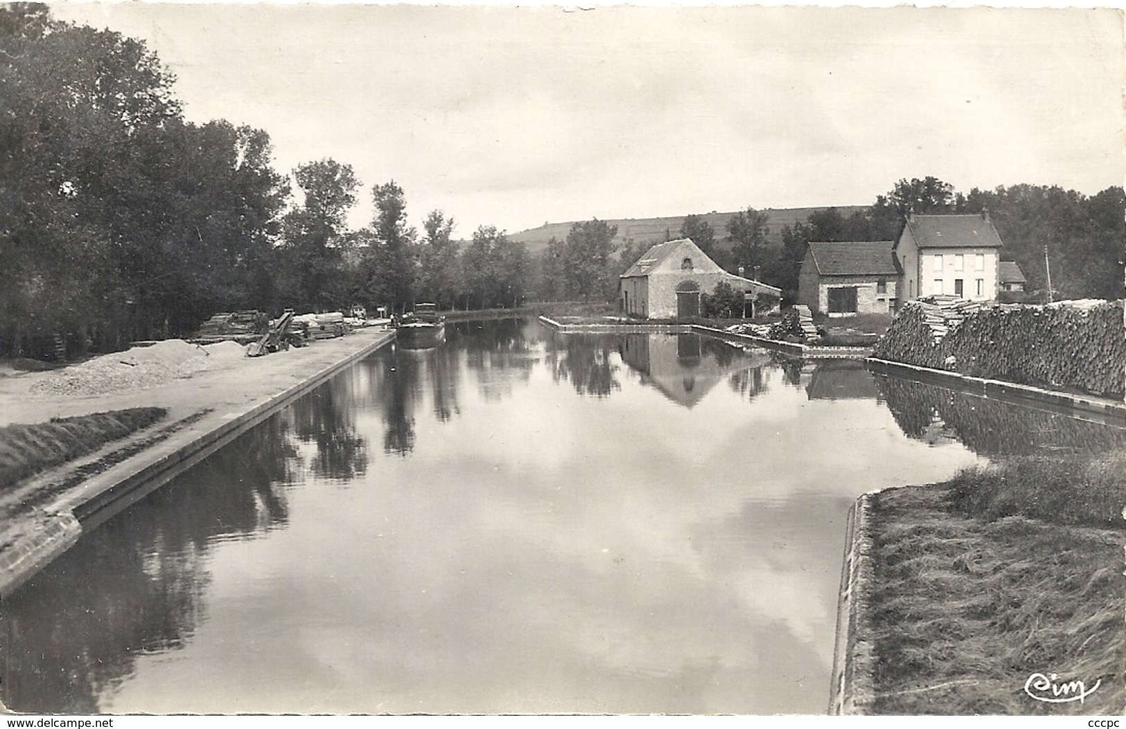 CPM Pont-Royal Le Port Du Canal - Autres & Non Classés