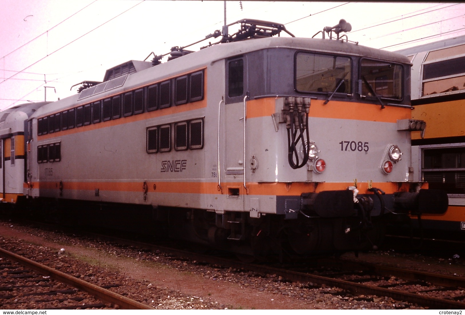 Photo Diapo Diapositive Slide Train Wagon Locomotive Electrique SNCF 17085 Gare Du Nord Le 10/01/1992 VOIR ZOOM - Diapositives