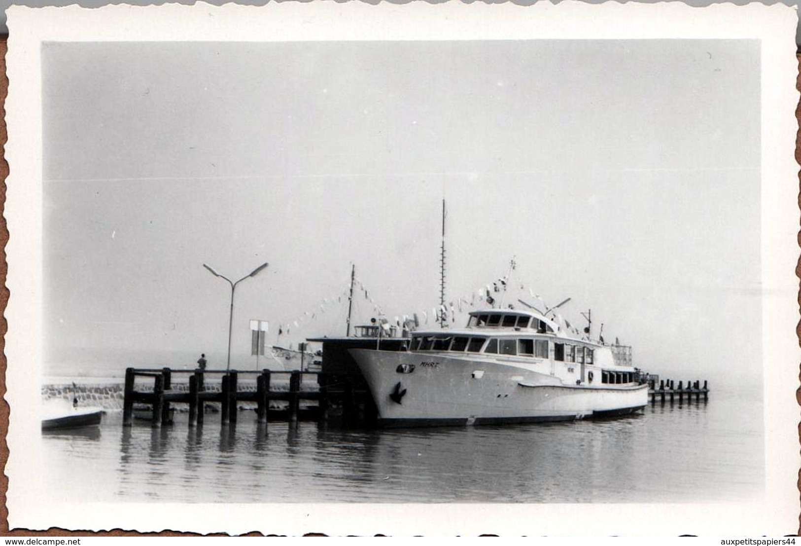 Photo Originale Bateau De Tourisme Ou Yacht à Quai Sur Estacade Vers 1960 : Le " MHRI " & Ses Fanions & Drapeaux - Boten