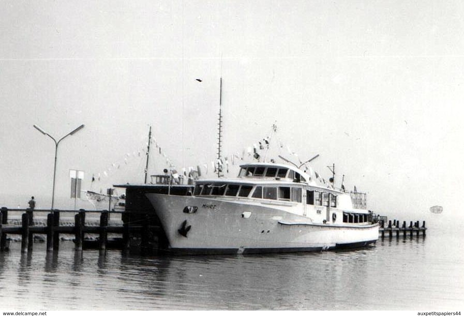 Photo Originale Bateau De Tourisme Ou Yacht à Quai Sur Estacade Vers 1960 : Le " MHRI " & Ses Fanions & Drapeaux - Boten