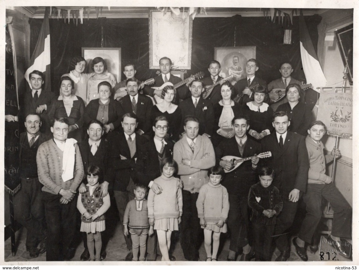 CT-00259- 1 FOTO ORIGINALE - GRUPPO MANDOLINISTI " LA FRATELLANZA " TORINO 1930 STENDARDO DEL GRUPPO - Persone Anonimi
