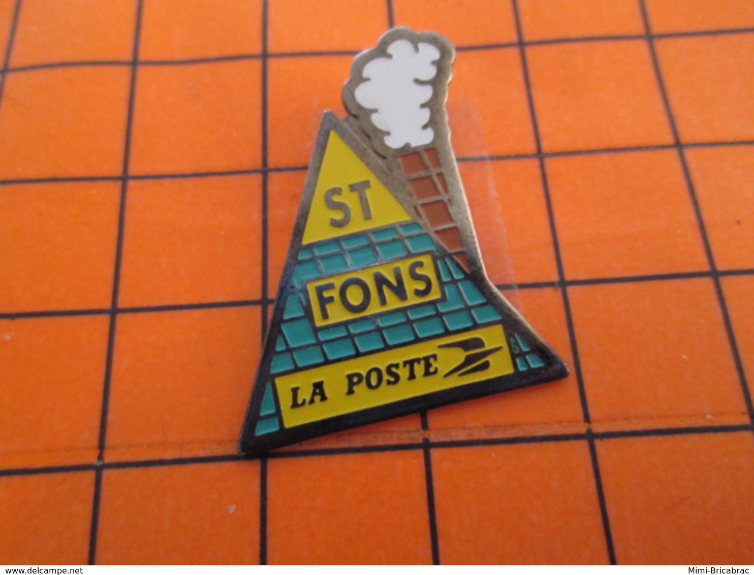 616b Pin's Pins / Beau Et Rare  / THEME : POSTES /  LA POSTE ST FONS TOIT CHEMINEE FUMEE - Poste