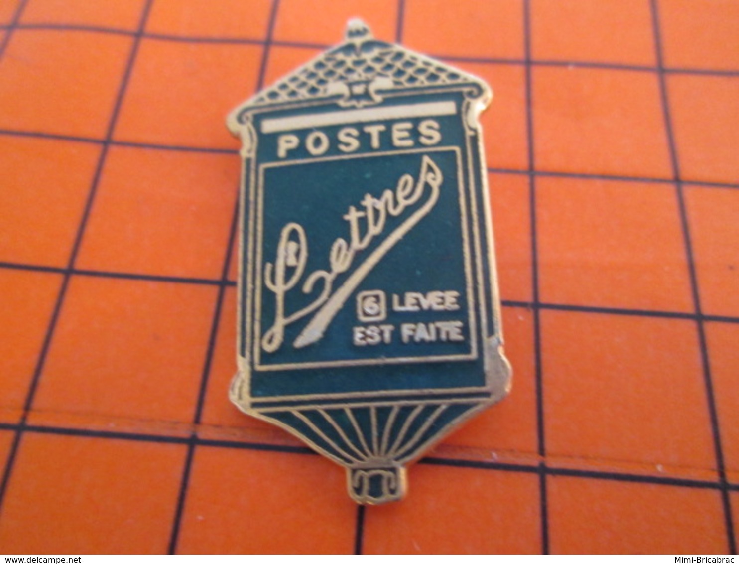 1119 Pin's Pins / Beau Et Rare  / THEME : POSTES /  LA POSTE BOITE AUX LETTRES RETRO - Poste