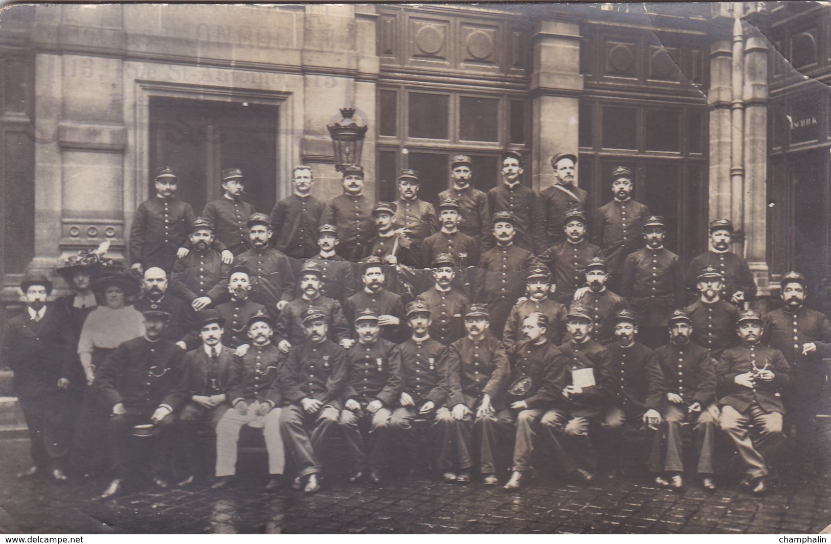 Groupe De Policiers - Paris (75) à Situer - Commissariat ? - Carte Photo - Photographe P. Monroché - Regimenten