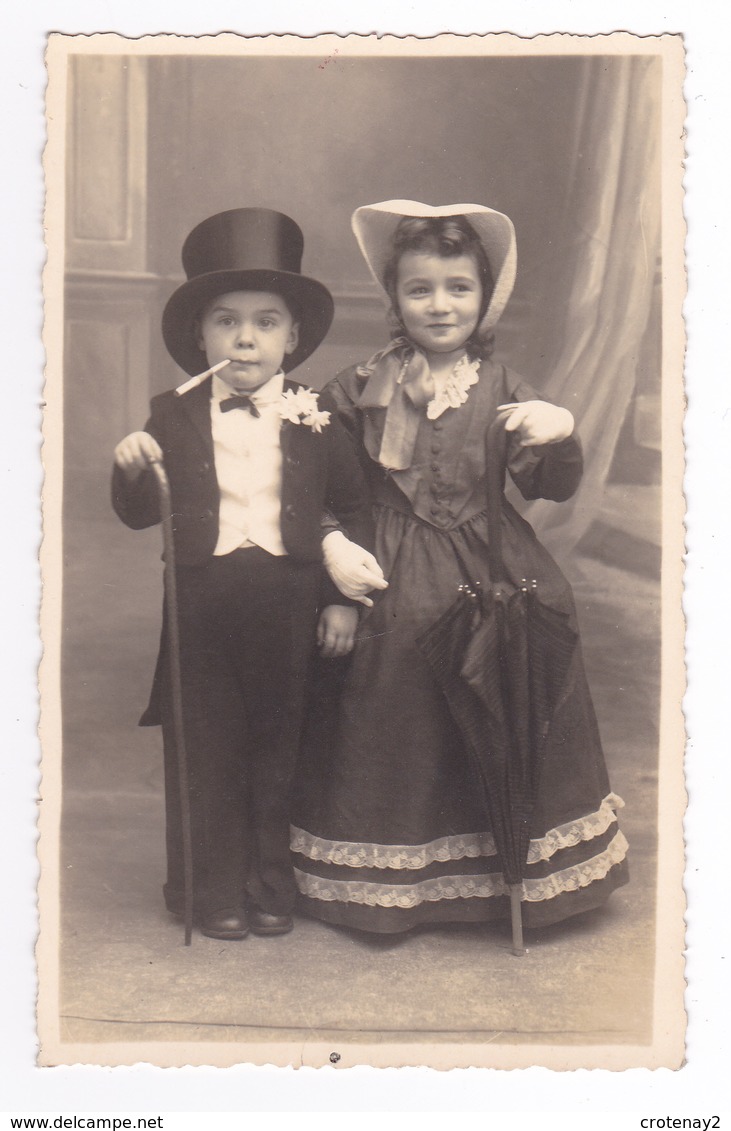 Très Belle Photo à Identifier Noël 1945 Couple Fille Et Garçon Déguisés Parapluie Canne Fume Cigarette VOIR ZOOM Et DOS - Anonieme Personen