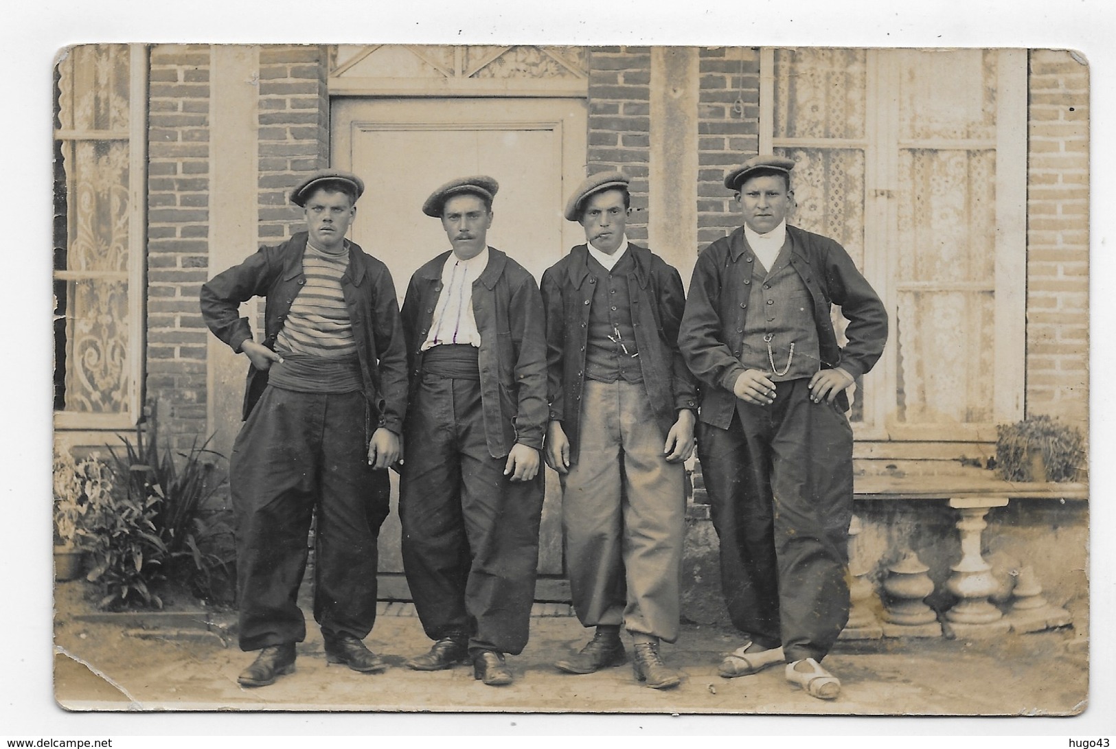 (RECTO / VERSO) LONGWY - PERSONNAGES DEVANT UNE MAISON EN 1917 - PLI ANGLE BAS A GAUCHE - CARTE PHOTO CPA - Longwy