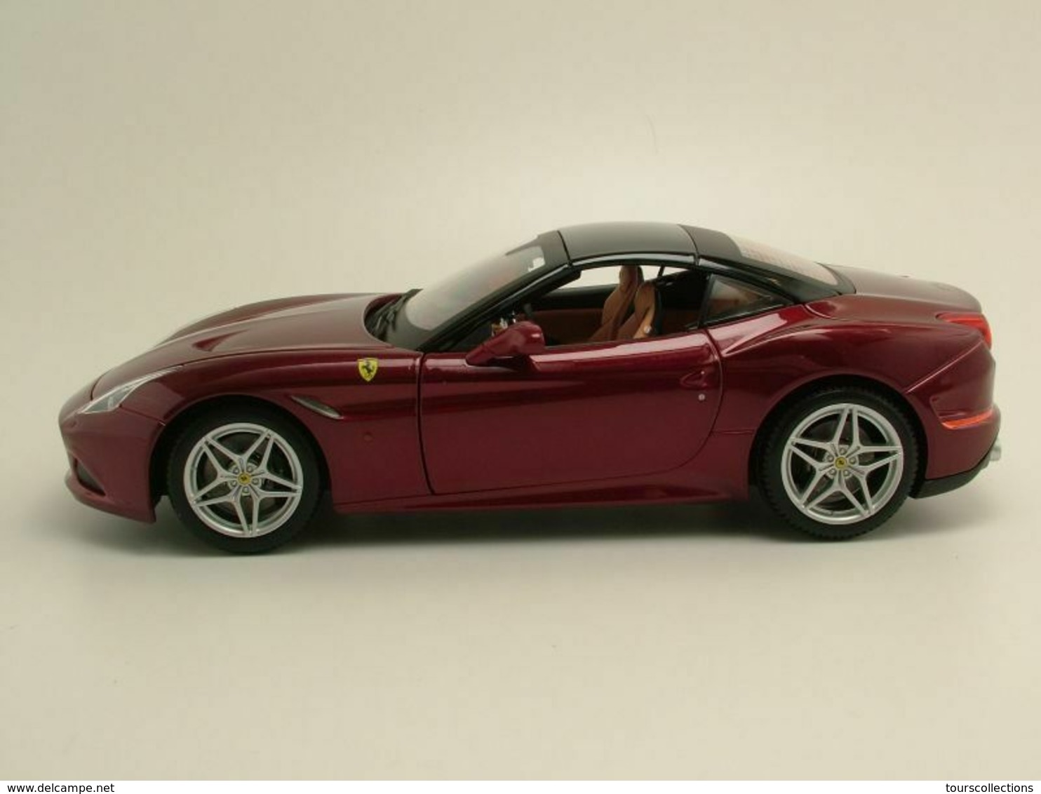 Ferrari California T Rouge Foncé Toit Fermé (version Luxe De 2015) 1/18 Burago N° 16902 - Burago