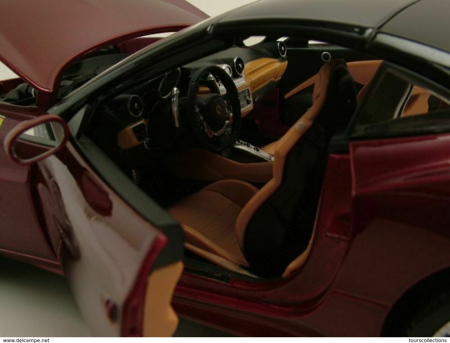 Ferrari California T rouge foncé toit fermé (version luxe de 2015) 1/18 Burago n° 16902
