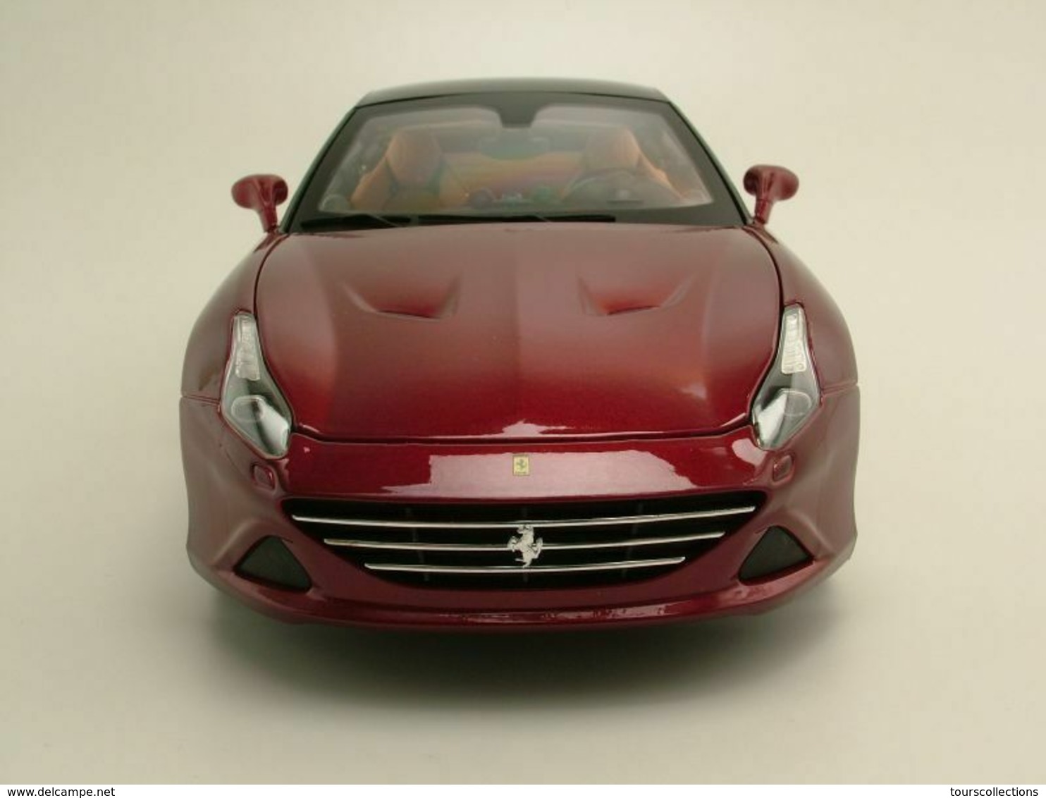 Ferrari California T rouge foncé toit fermé (version luxe de 2015) 1/18 Burago n° 16902