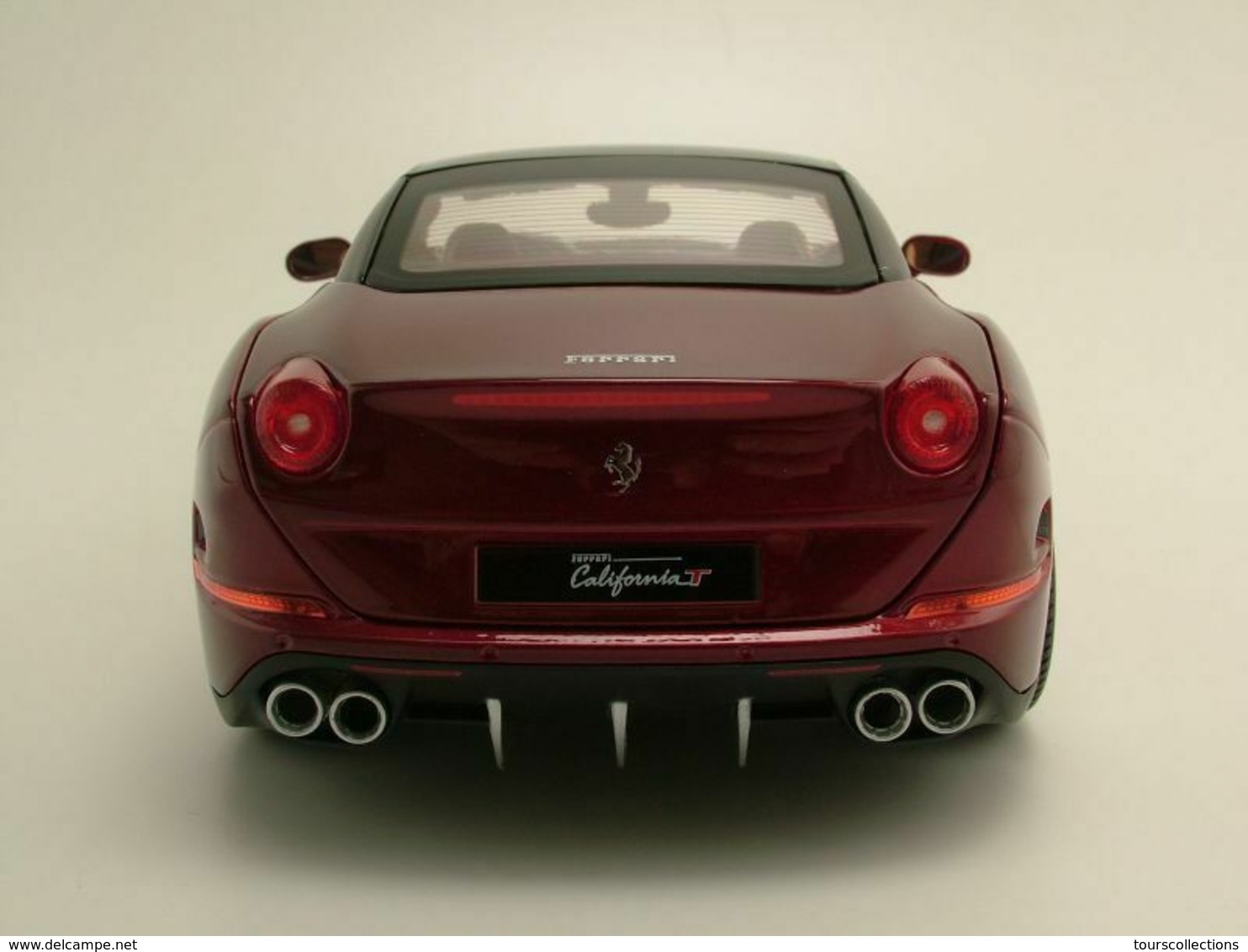 Ferrari California T rouge foncé toit fermé (version luxe de 2015) 1/18 Burago n° 16902