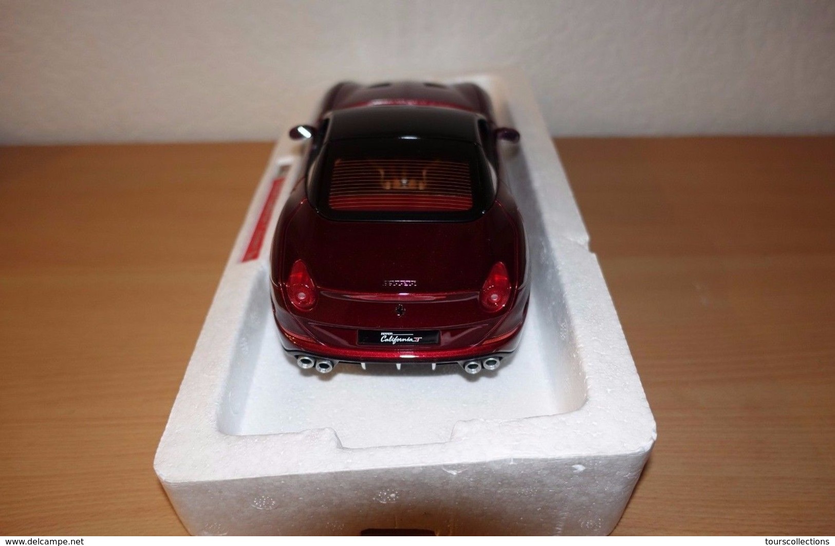 Ferrari California T rouge foncé toit fermé (version luxe de 2015) 1/18 Burago n° 16902