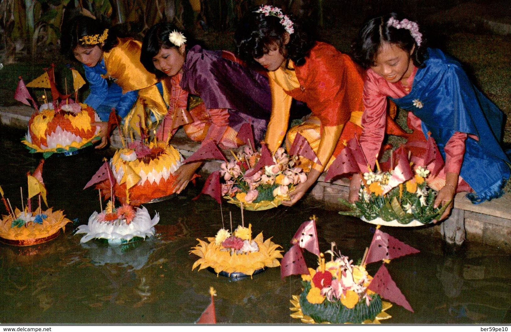 THAILAND  BEAUTIFUL THAI LADIES ENJOYING THE LOY KRATONG  FESTIVAL-FLOATING - Tailandia