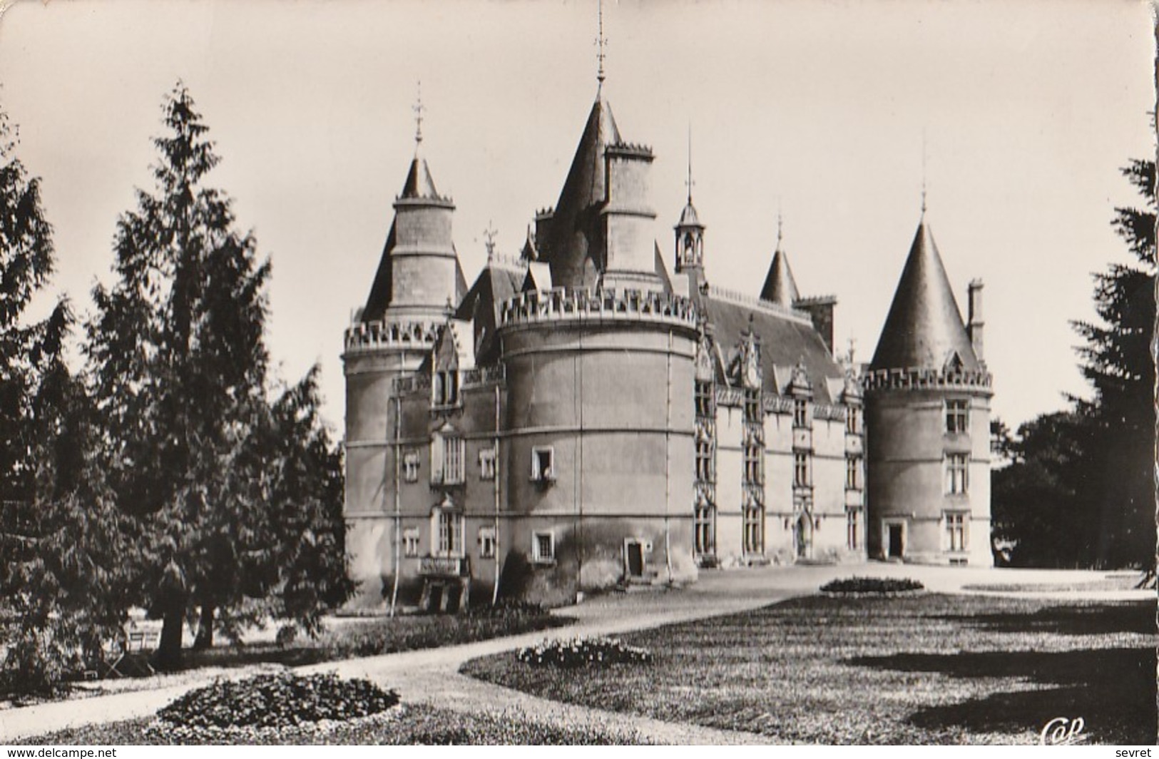 GENCAY. - Le Château De La Roche. CPM Dentelée - Gencay